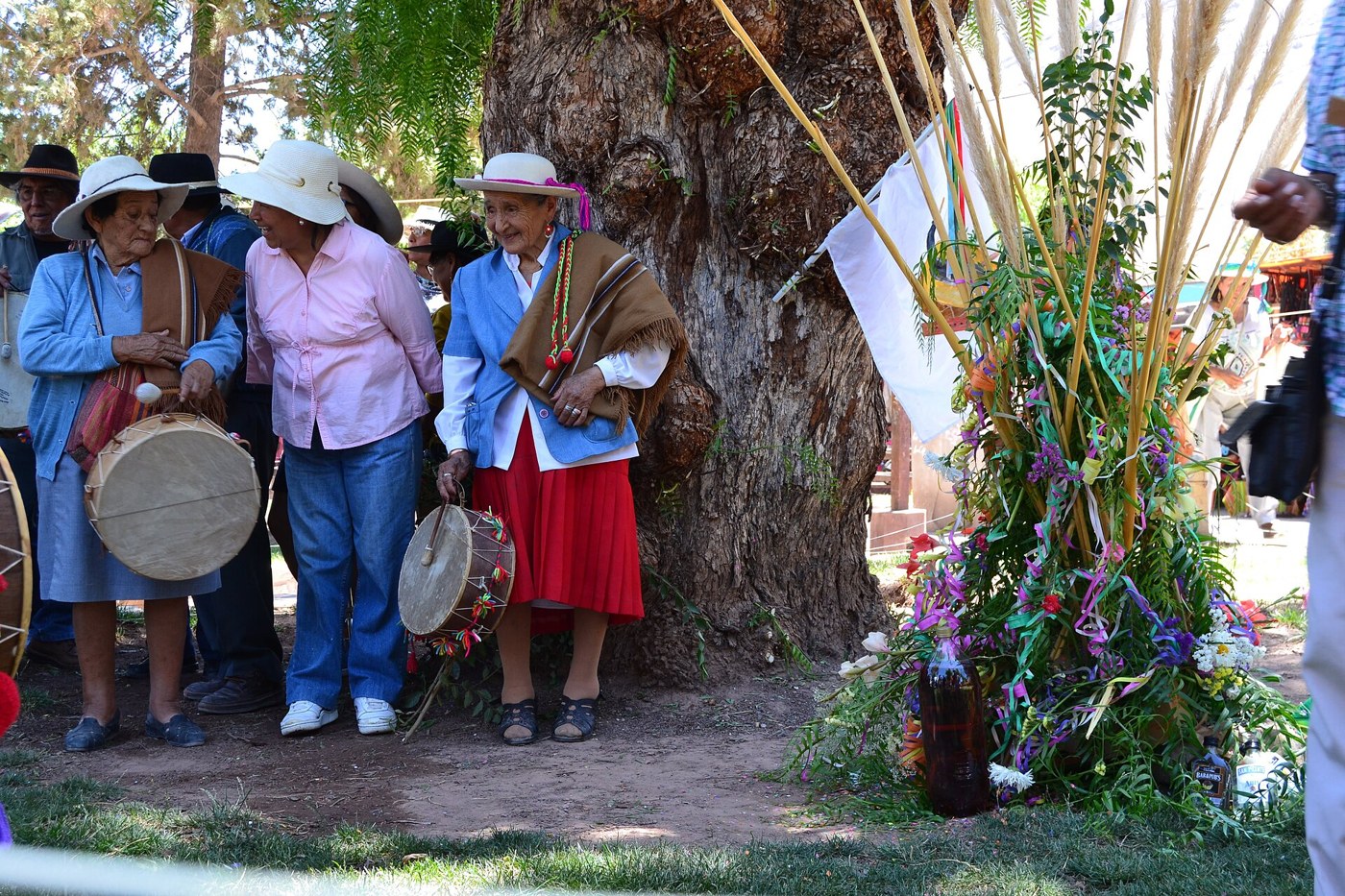 Copla singers gathered with their frame drums