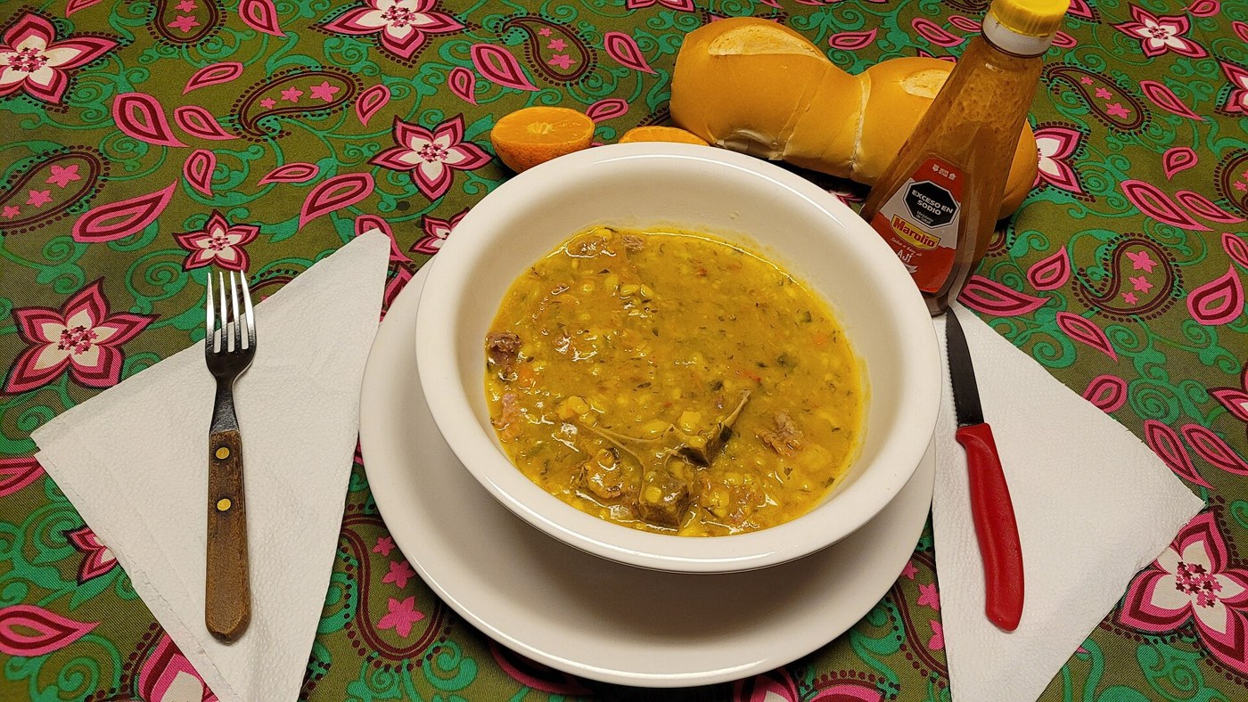 Locro argentino servido en un plato