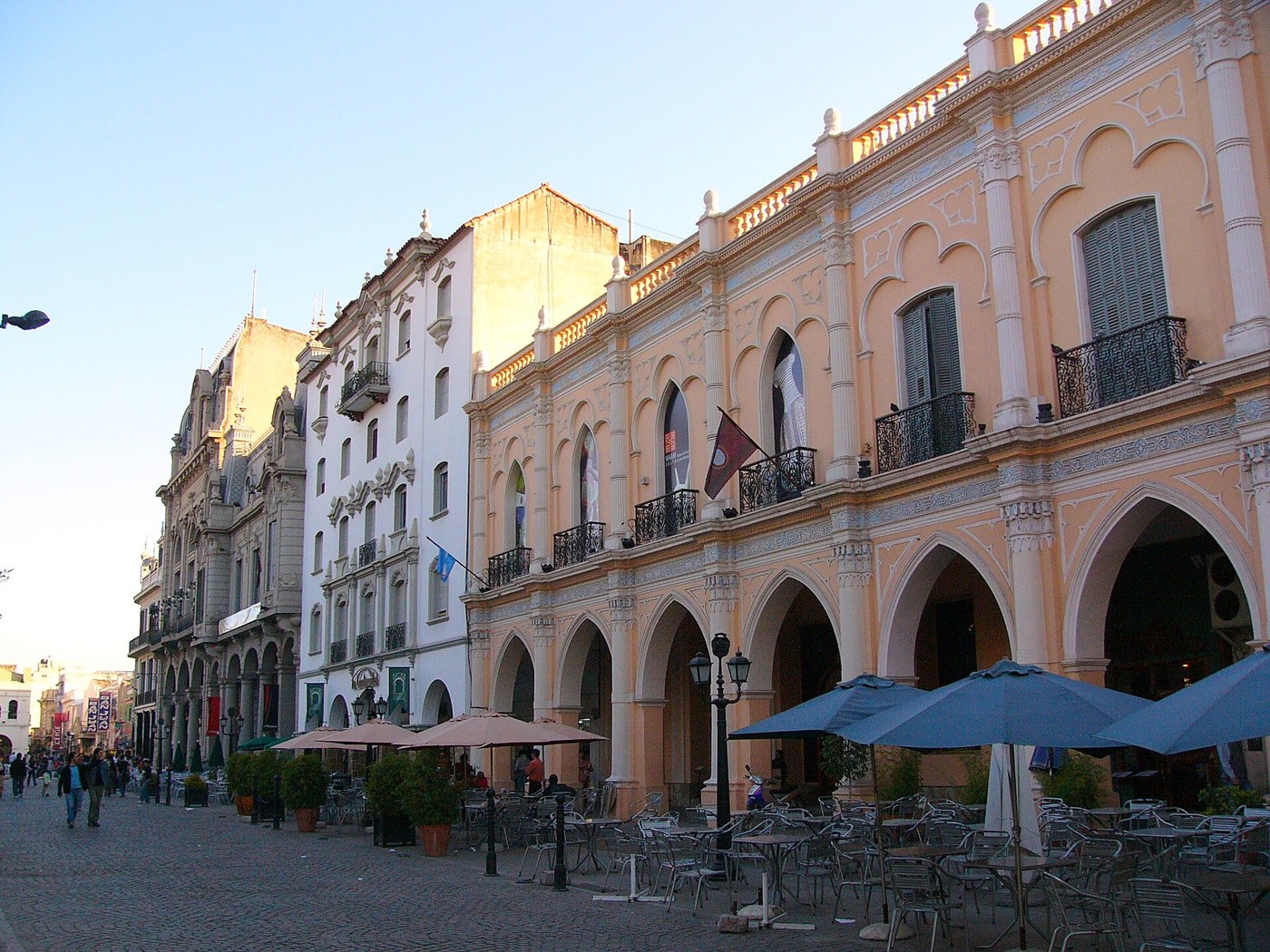 Galerías y plaza del centro de Salta