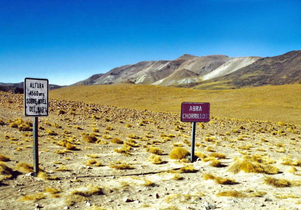 Señal de altura en la Puna, fotografiada en 1994