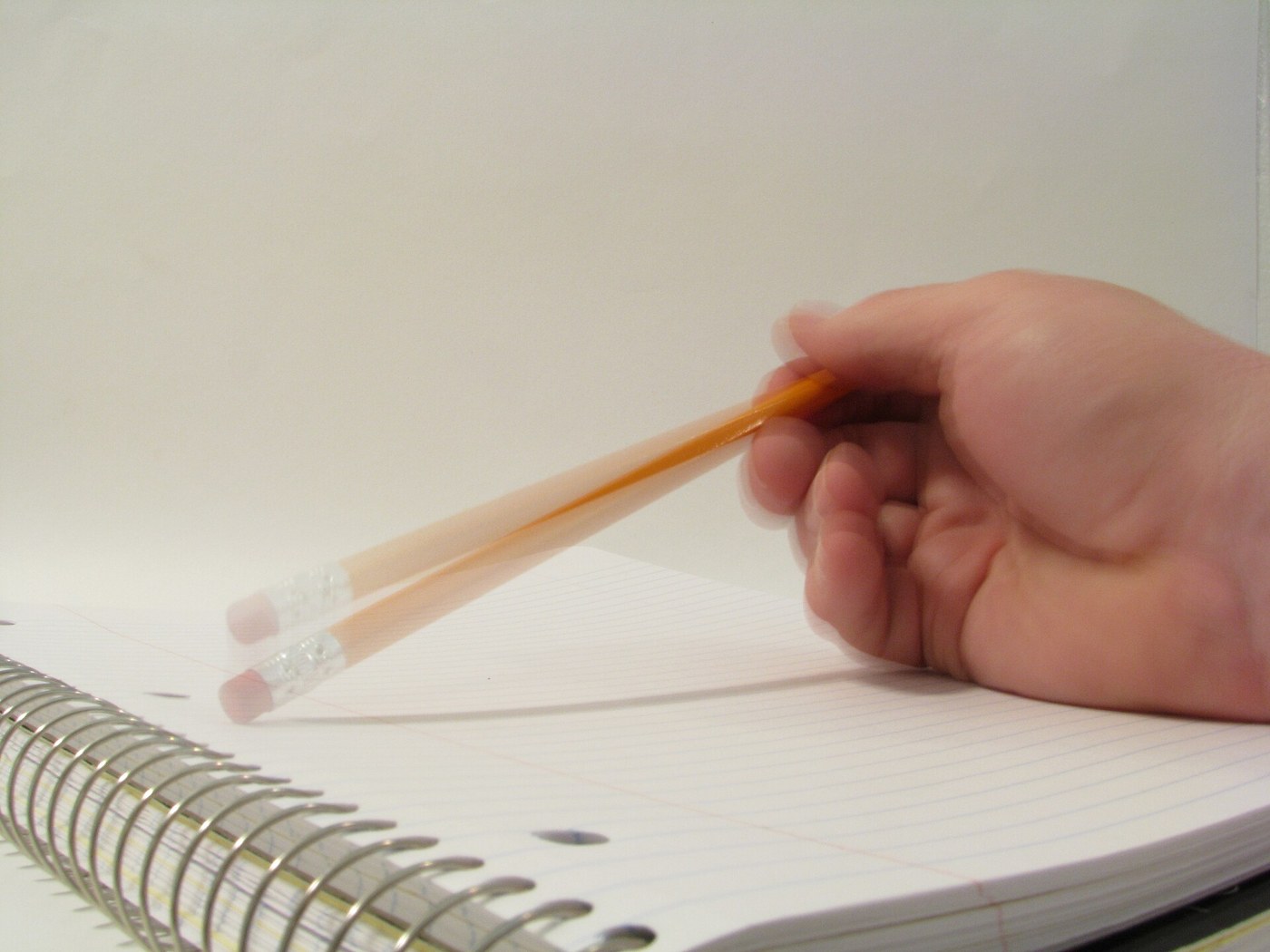 Cuaderno y lápiz para organizar notas; imagen ilustrativa