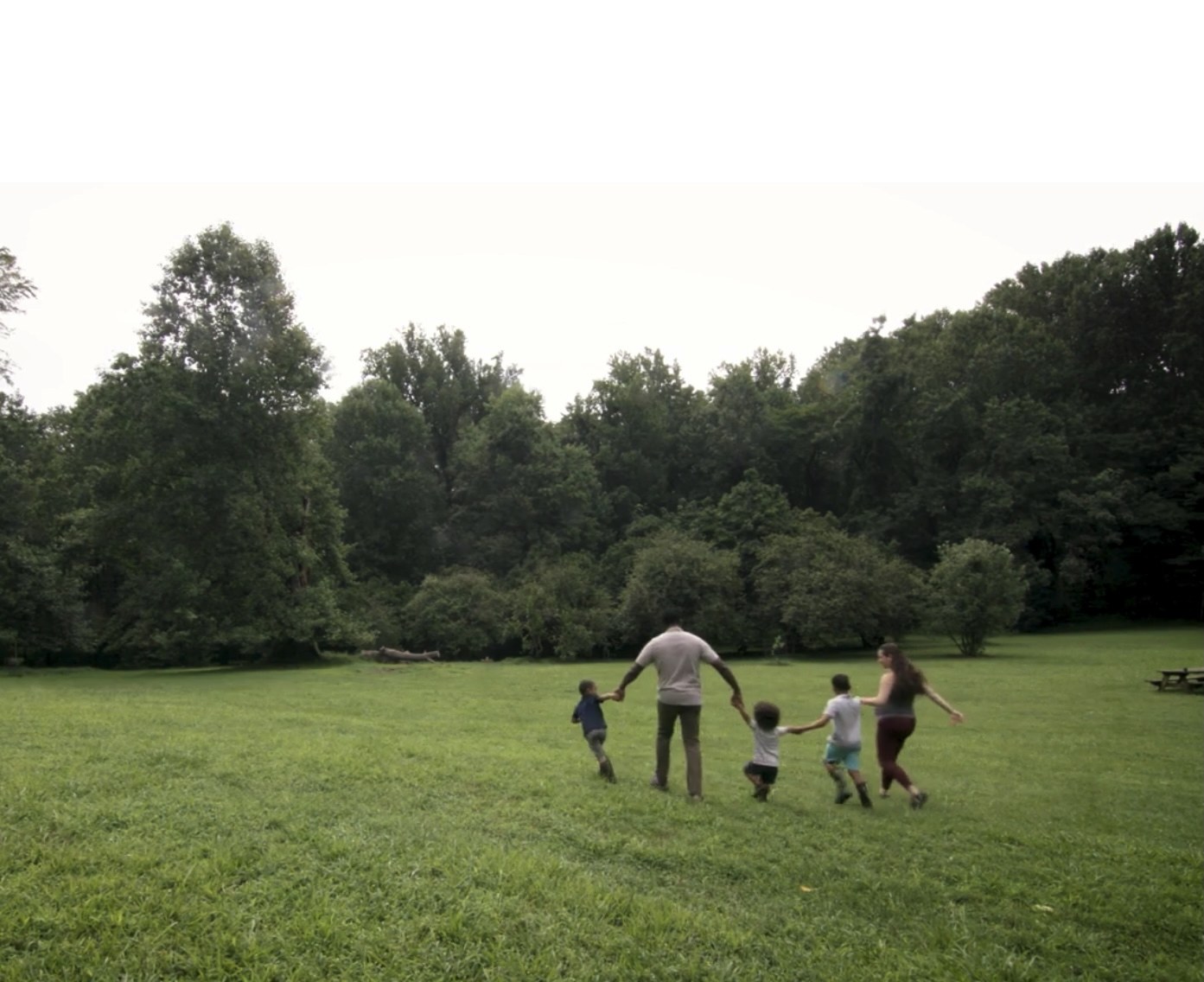 Familia caminando en Gwynns Falls–Leakin Park, Estados Unidos; imagen ilustrativa