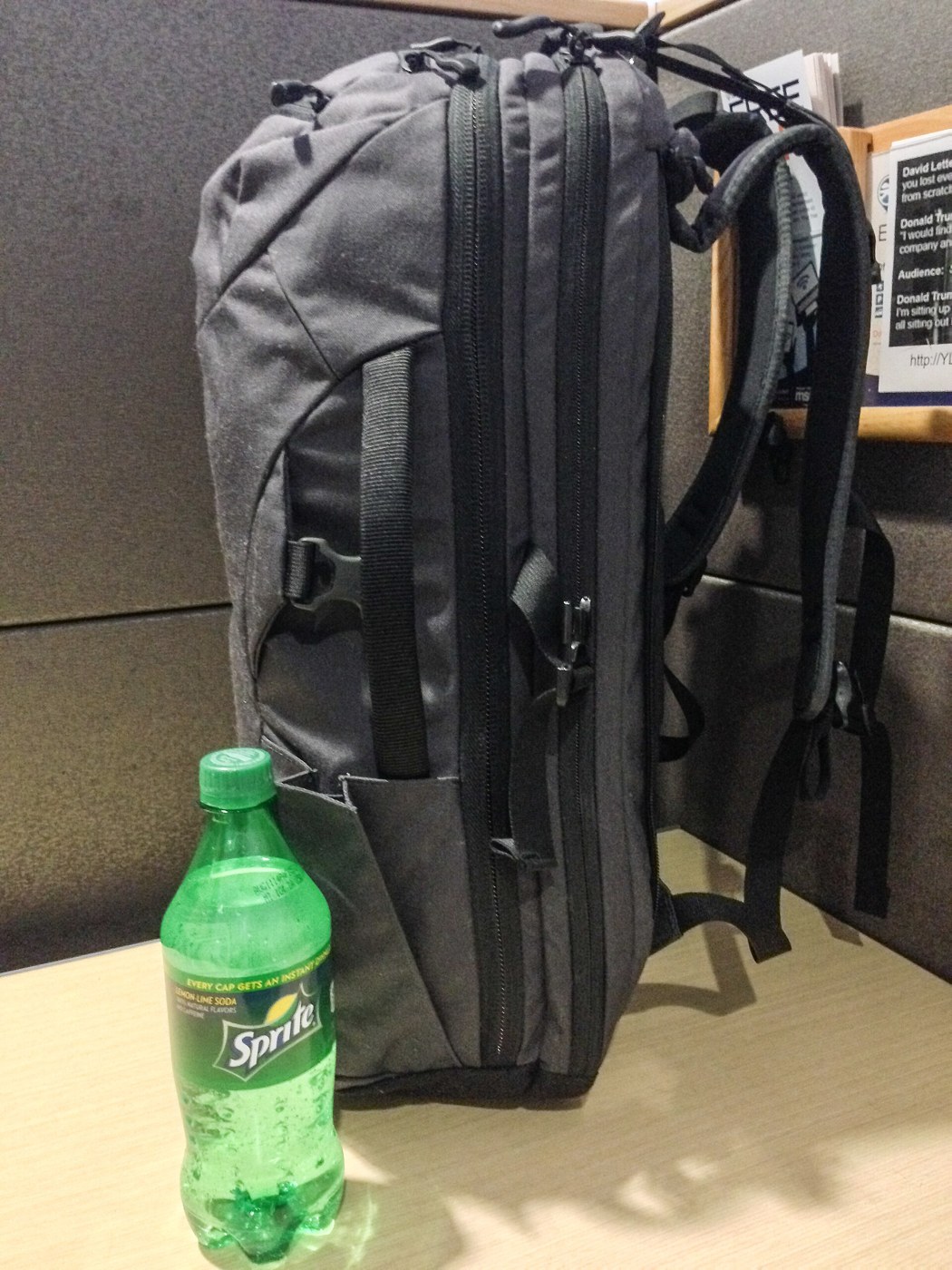 Mochila y botella de agua; imagen ilustrativa